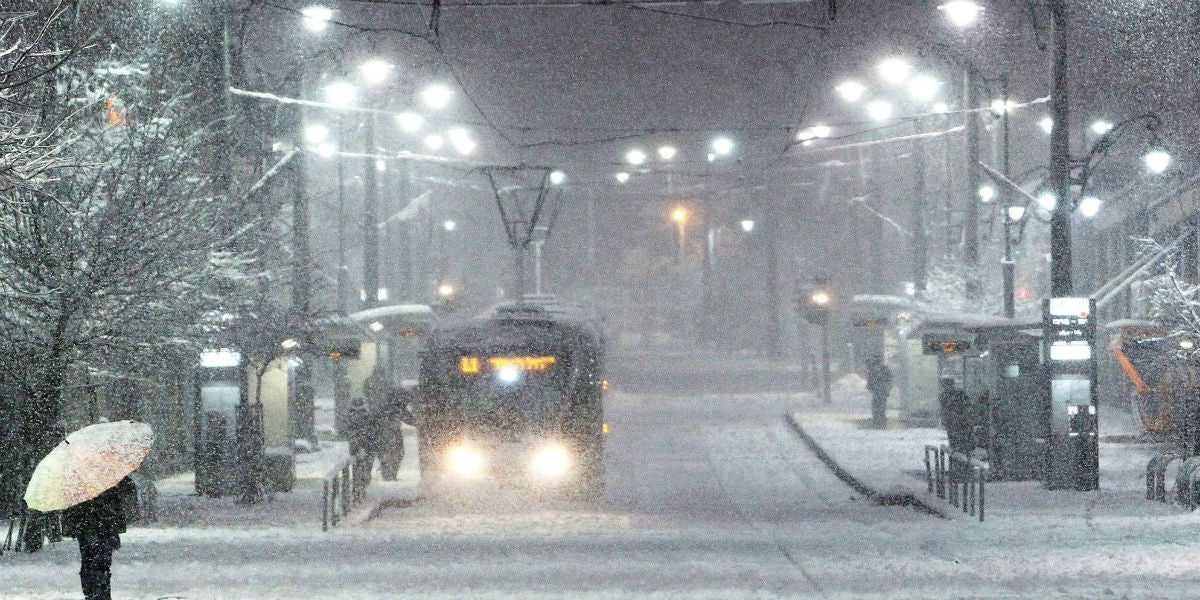 Ανύπαρκτος για ακόμη μία φορά ο κρατικός μηχανισμός: Σοβαρά προβλήματα στην Αττική με λίγα χιόνια – Σε κατάσταση έκτακτης ανάγκης νησιά όπως η Αλόννησος και η Λέσβος